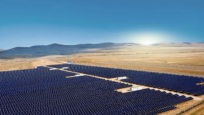Campo cubierto placas solares y baterías Fronius