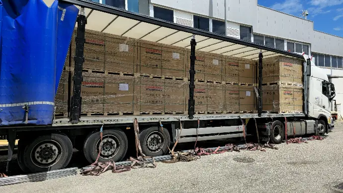 Stock europeo de palets de paneles solares DMEGC, Meyer Burger, JA Solar, Longi, Hyundai, Trina Solar